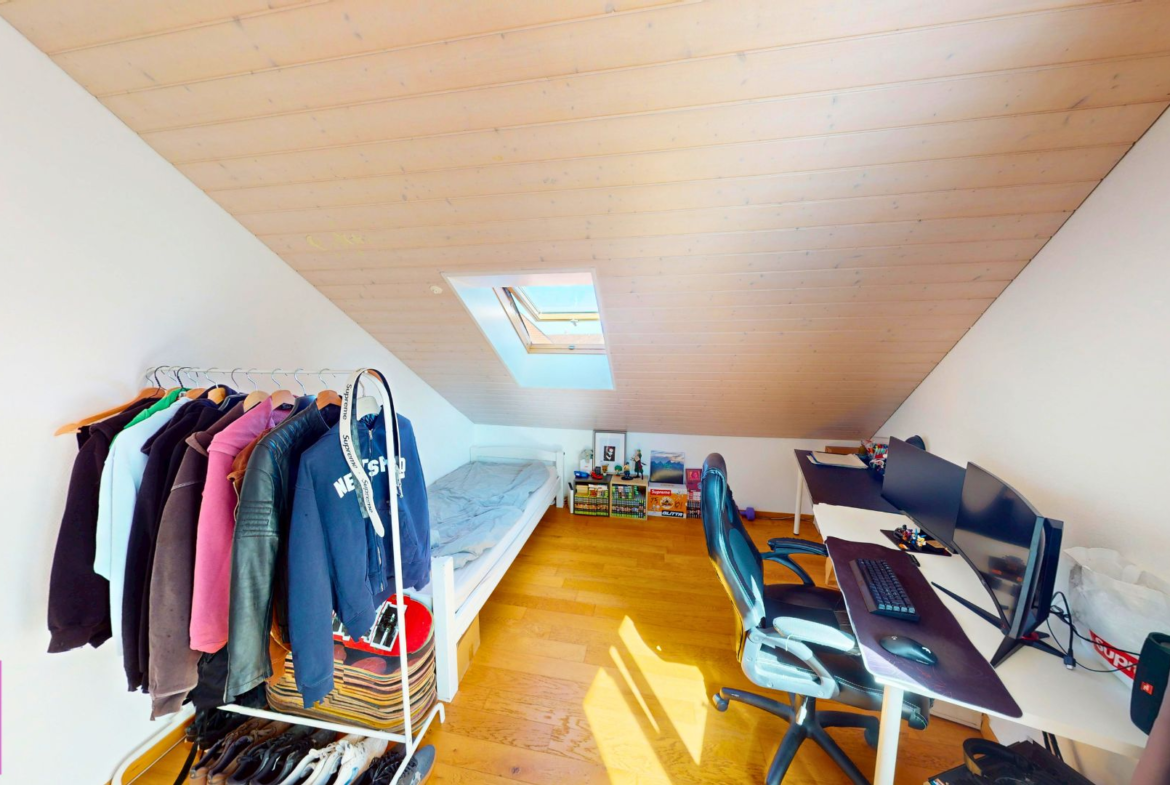Dachgeschoss-Schlafzimmer mit Arbeitsbereich