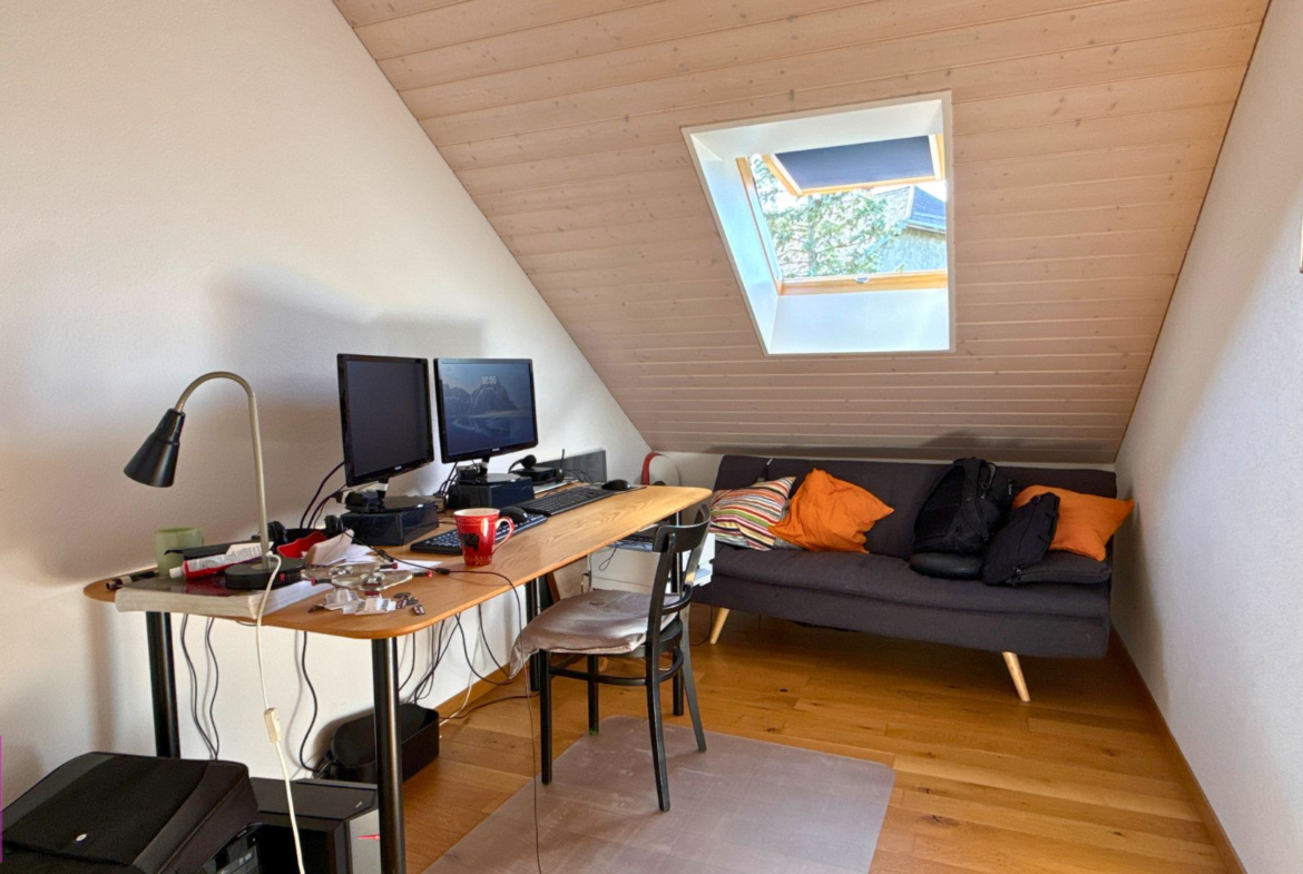 Dachgeschoss-Arbeitszimmer mit Schlafsofa