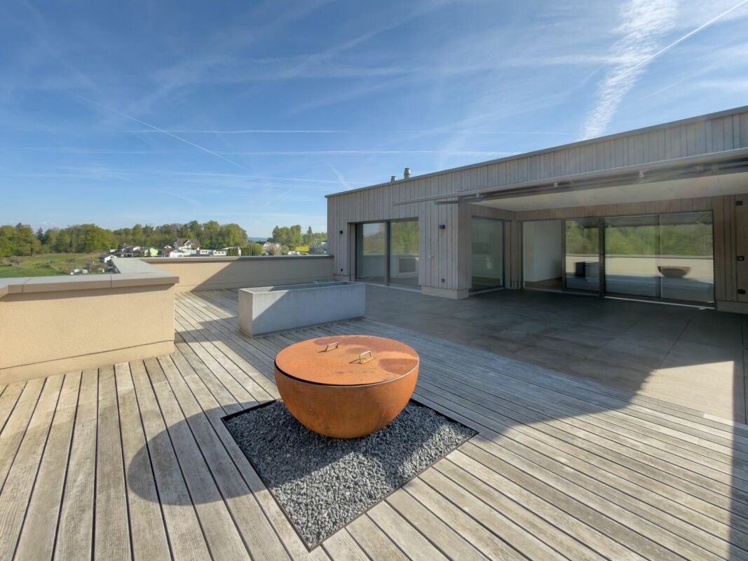 Dachterrasse mit Feuerstelle und Blick ins Grüne