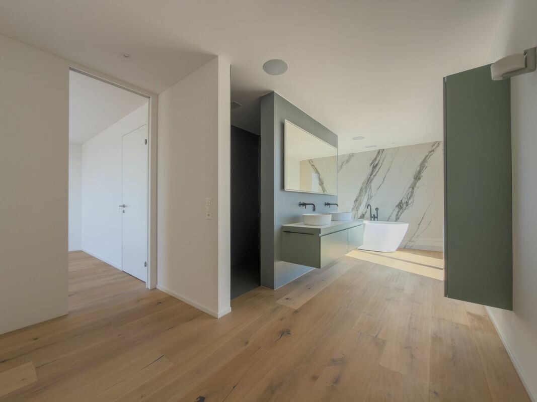 Modernes Badezimmer mit freistehender Wanne und Doppelwaschtisch