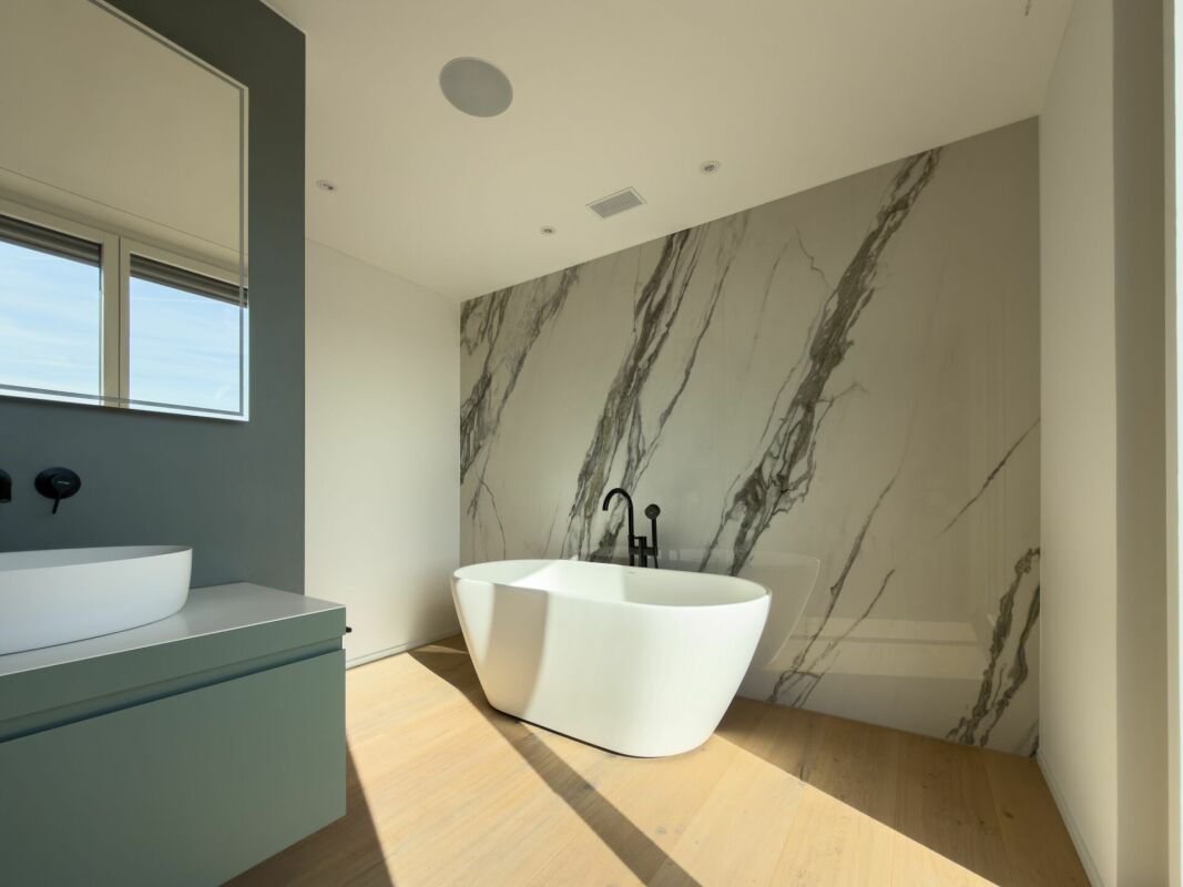 Modernes Badezimmer mit freistehender Wanne