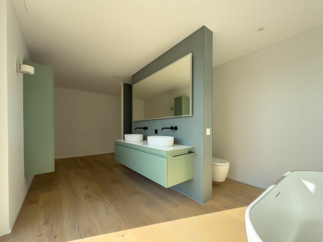 Modernes Badezimmer mit Doppelwaschtisch