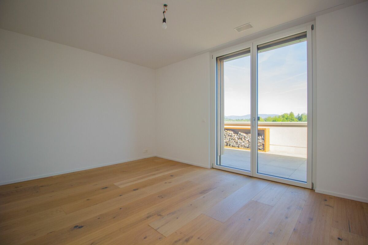 Leeres Zimmer mit Balkonzugang