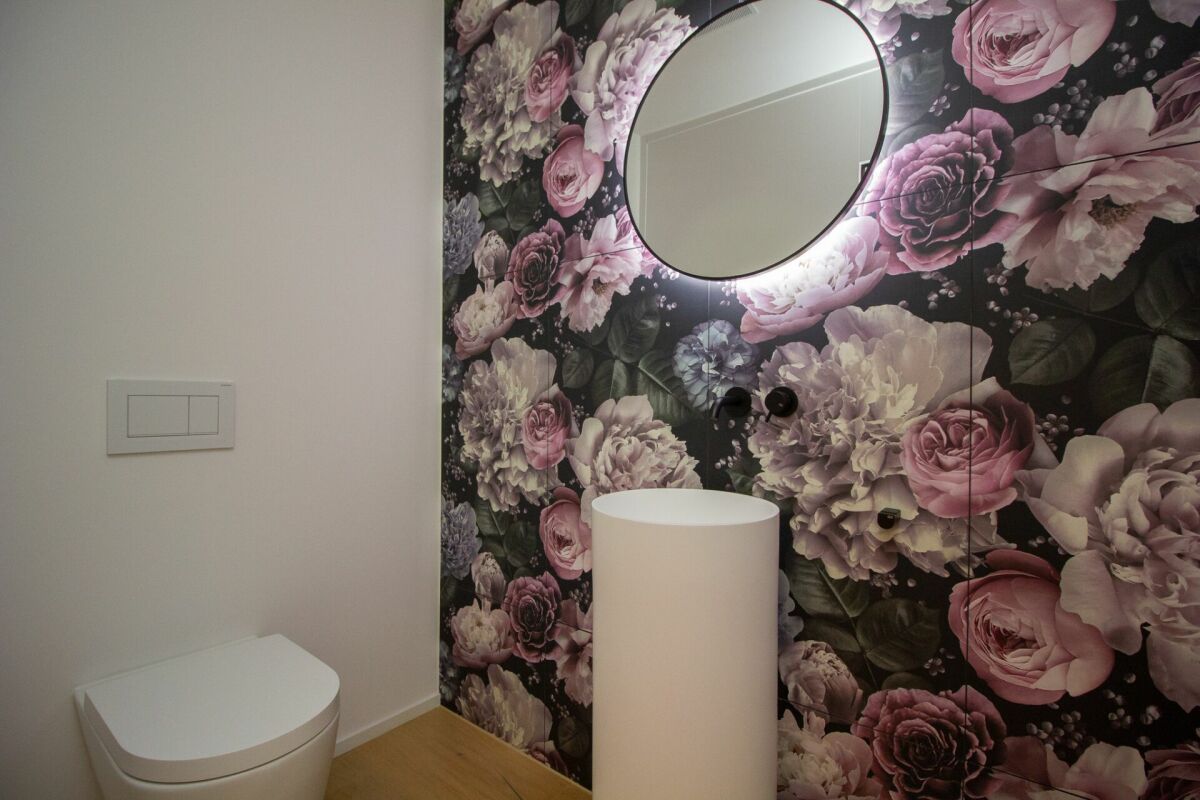Modernes Gäste-WC mit floraler Akzentwand