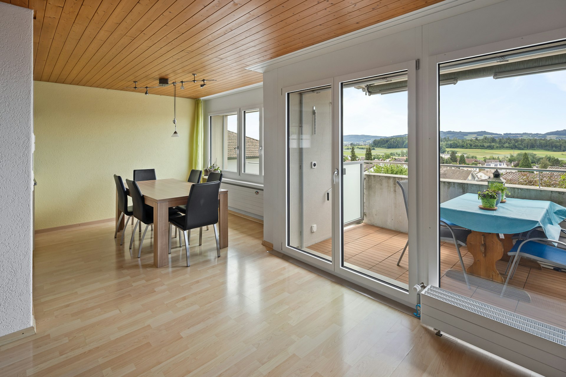 Essbereich mit Balkon und Fernblick