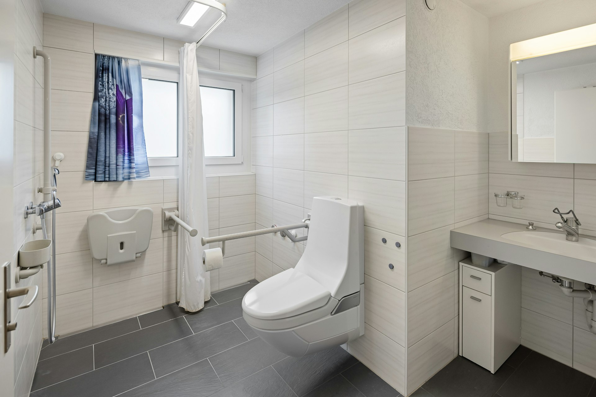 Barrierefreies Badezimmer mit WC und Waschtisch