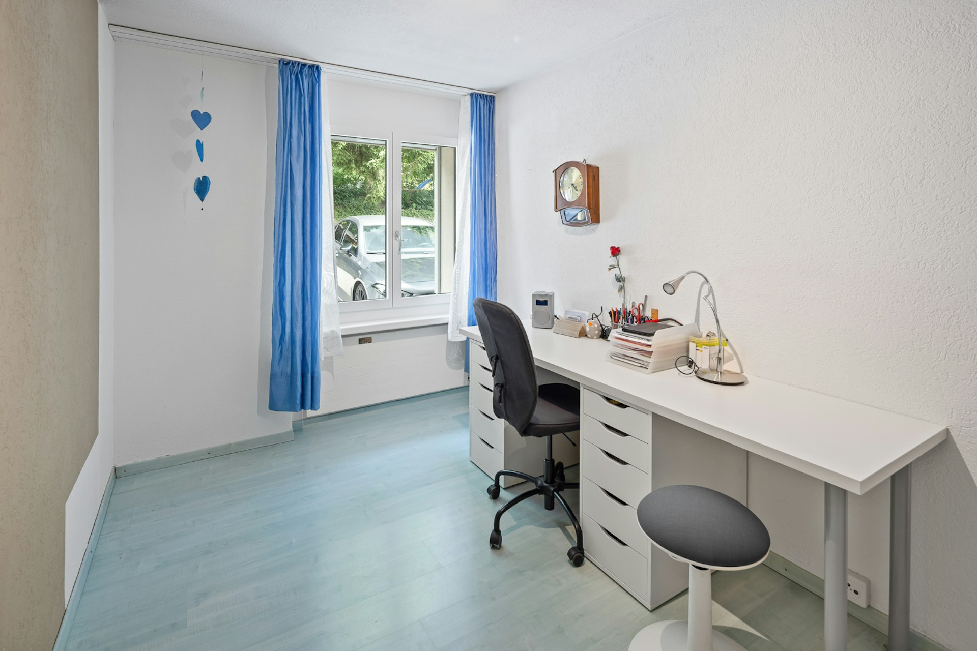 Helles Arbeitszimmer mit Schreibtisch am Fenster