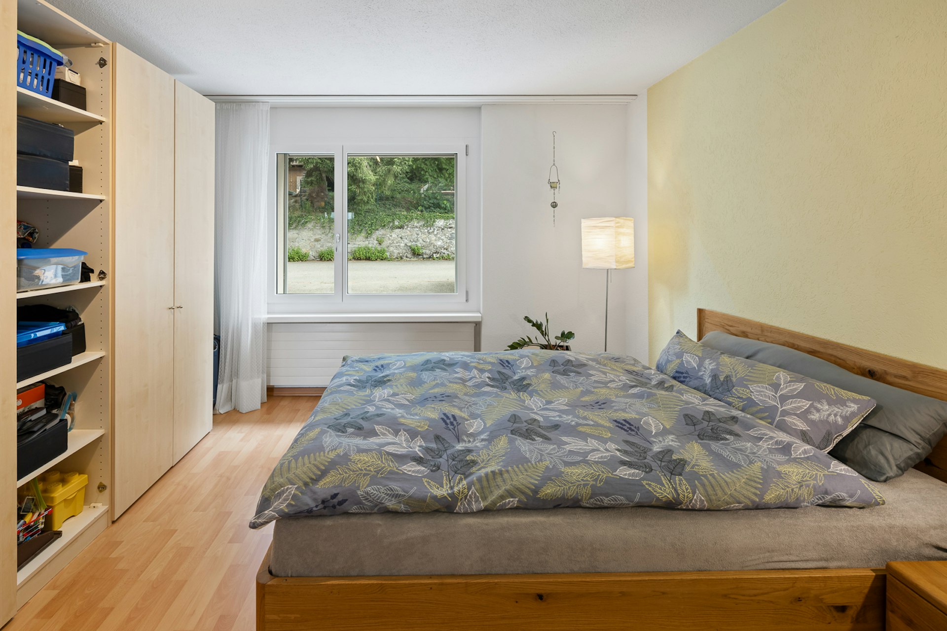 Gemütliches Schlafzimmer mit Fenster und Einbauschrank
