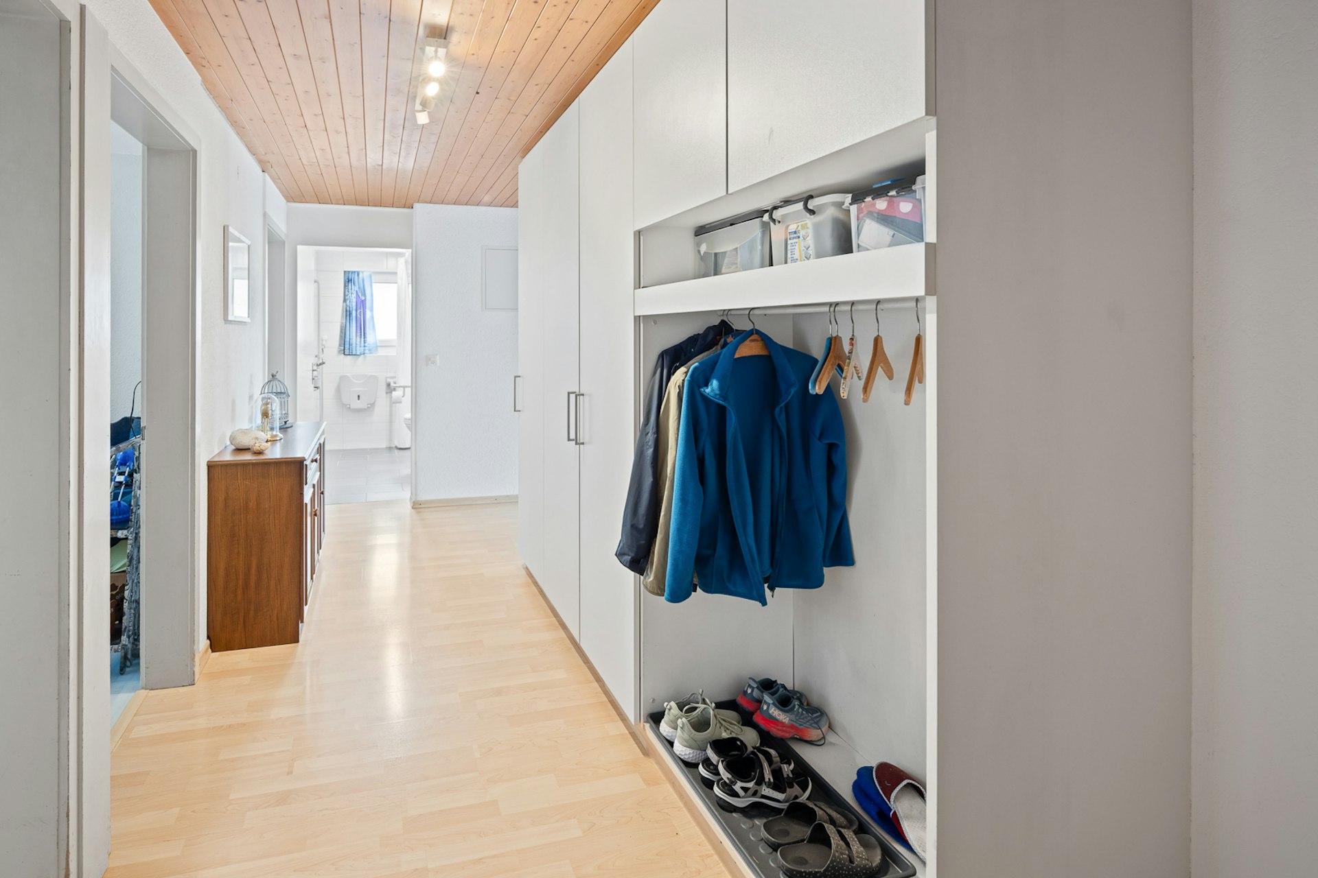 Heller Flur mit Garderobe