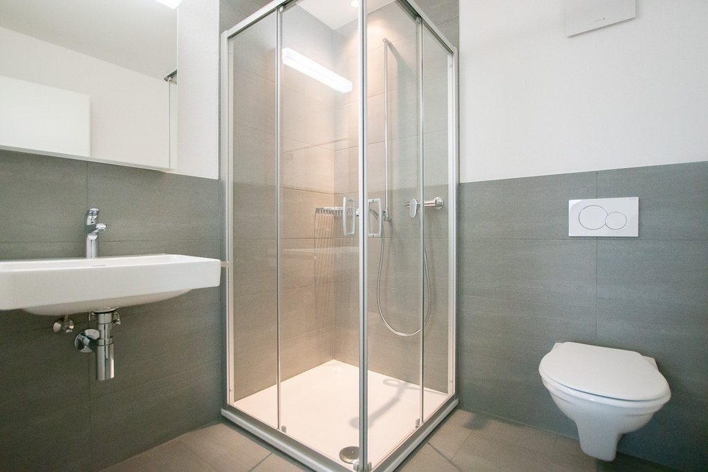 Modernes Badezimmer mit Duschkabine und Wand-WC