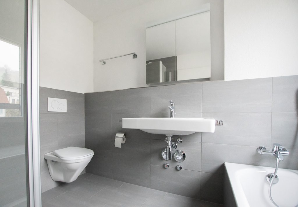 Modernes Badezimmer mit WC und Badewanne