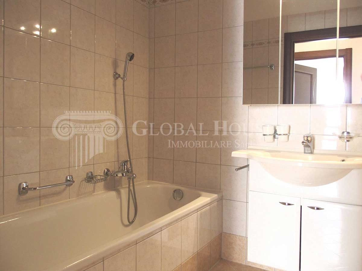 Badezimmer mit Badewanne und Waschbecken