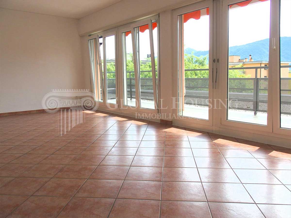 Heller Wohnraum mit Balkon und großflächigen Fenstern