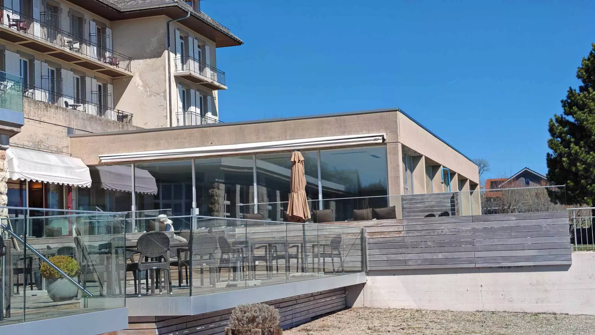 Terrasse mit Glasgeländer und moderner Gebäudefassade