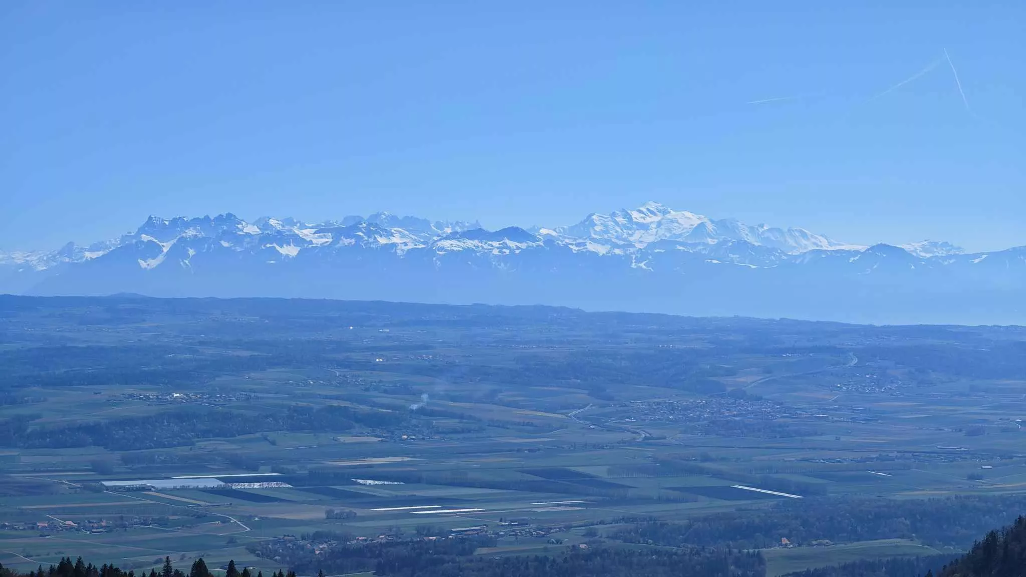 Panoramablick auf schneebedeckte Berge