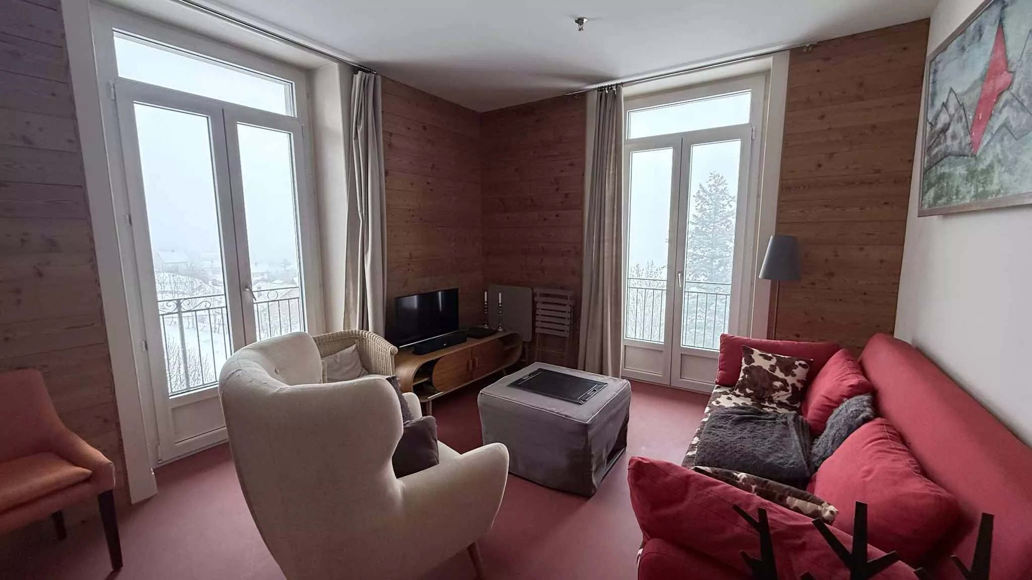 Gemütliches Wohnzimmer mit Blick ins Schneegraue