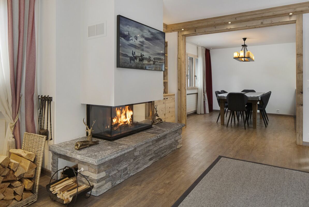 Wohn- und Essbereich mit Kamin
