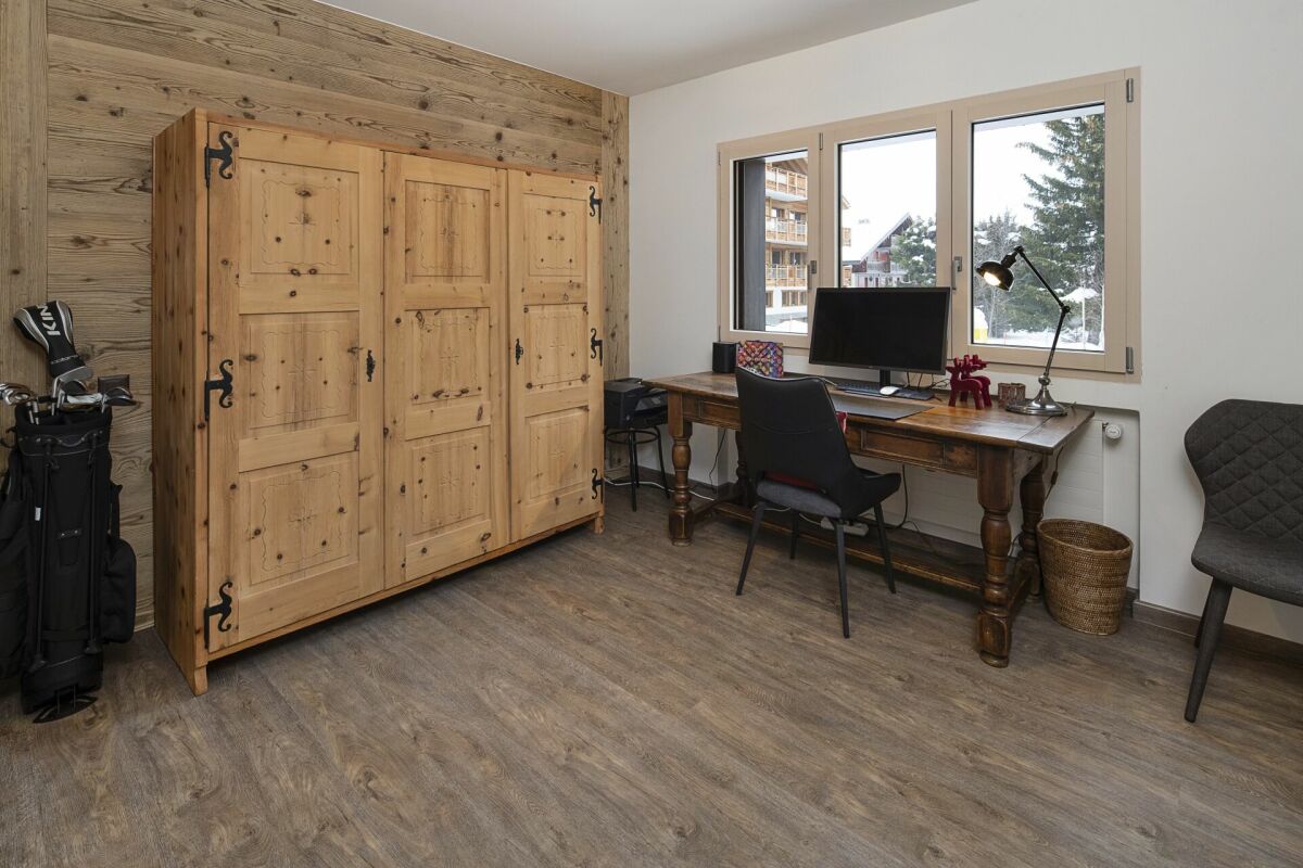 Arbeitszimmer mit Holzschrank und Schreibtisch