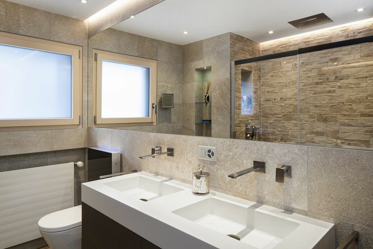Modernes Badezimmer mit Doppelwaschtisch und Walk-in-Dusche