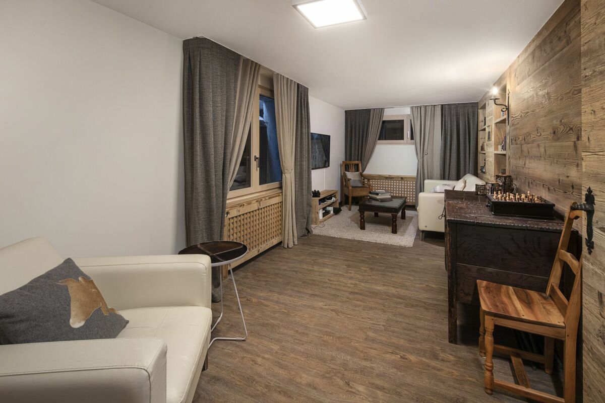 Gemütliches Wohnzimmer mit Holzoptik und Schachbrett