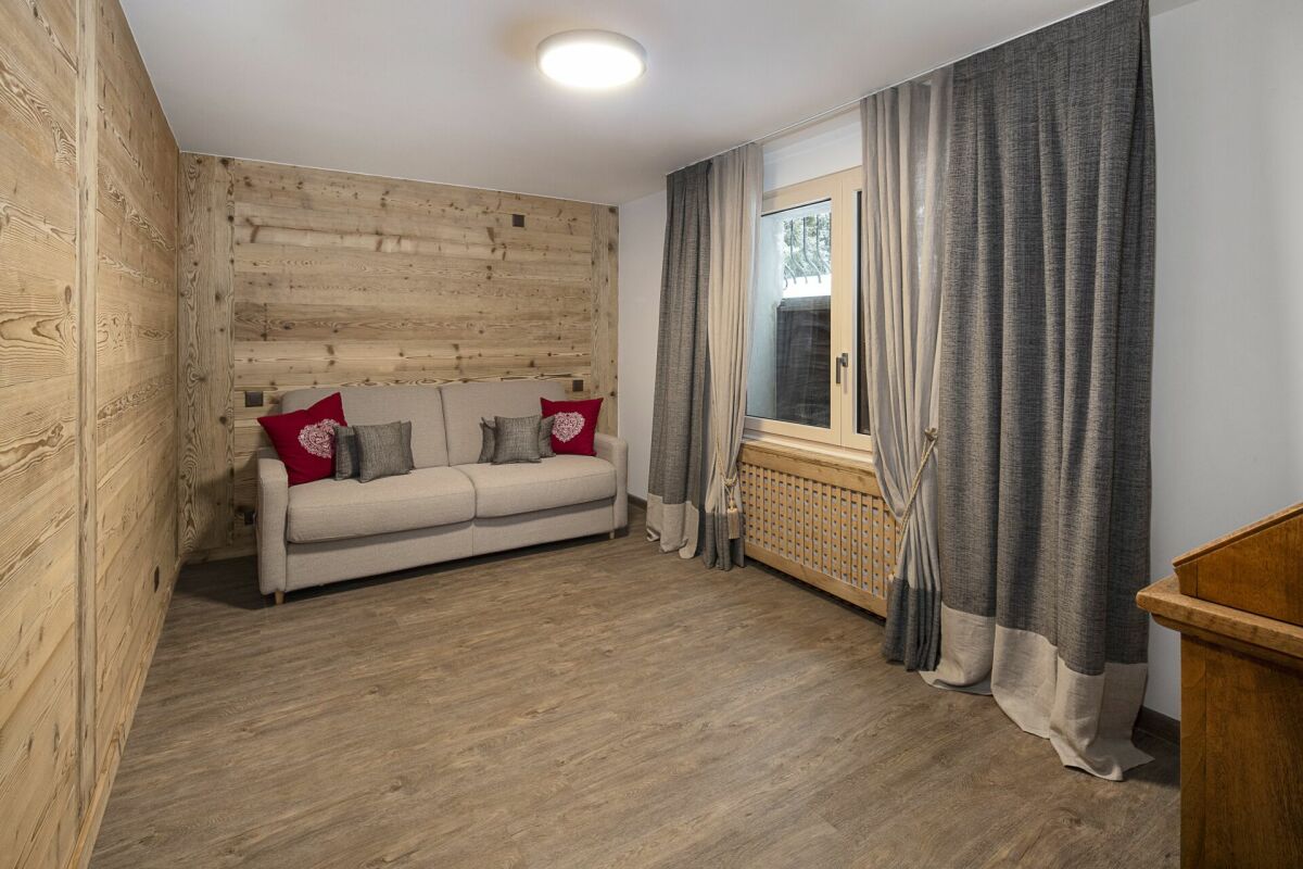 Gemütlicher Wohnraum mit Holzverkleidung