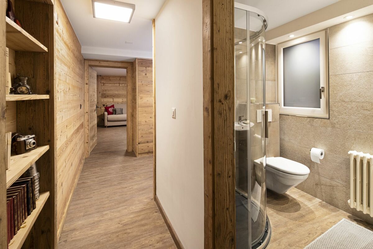 Holzverkleideter Flur mit Gäste-WC
