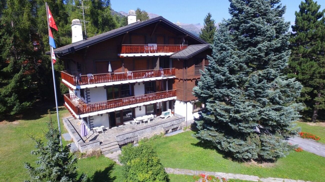 Alpenchalet mit Balkonen und Garten