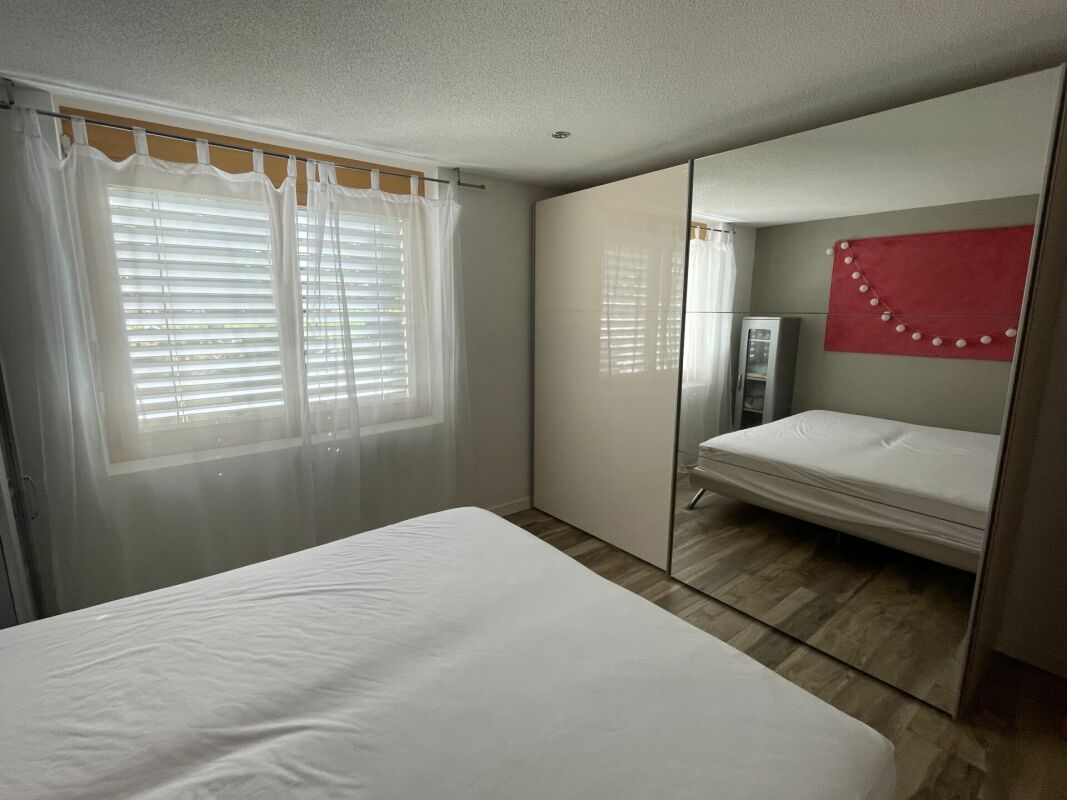 Schlafzimmer mit Einbauschrank und Spiegelfront