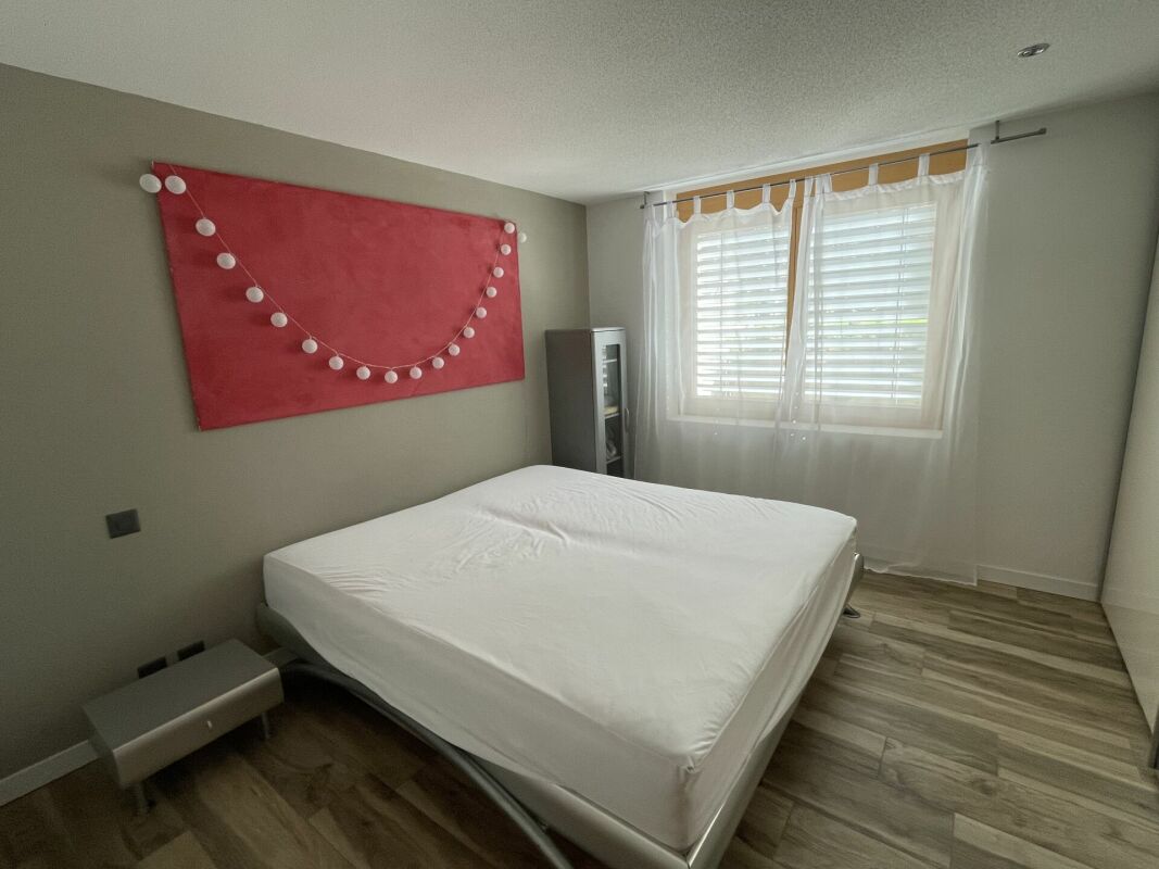 Schlafzimmer mit Bett und Fenster