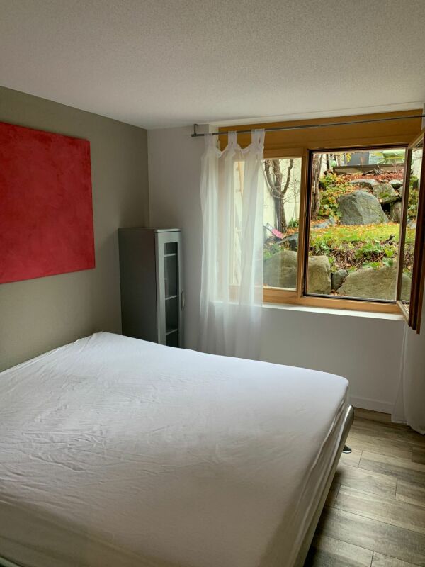 Schlafzimmer mit Fensterblick in den Garten