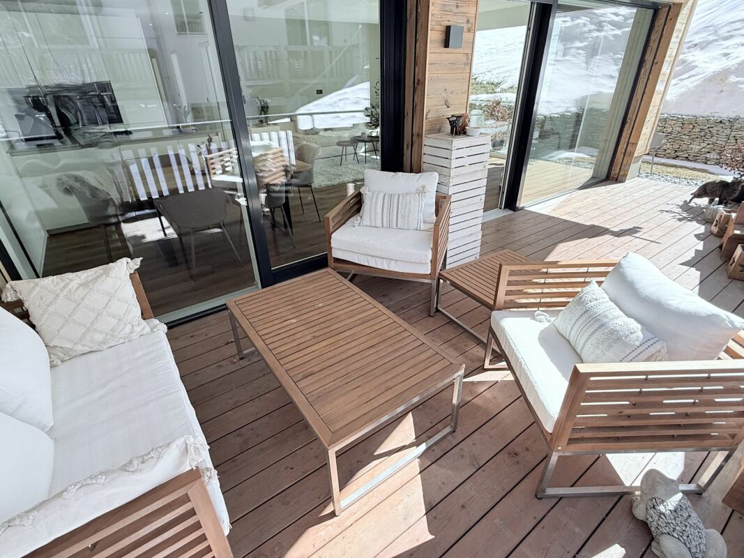 Überdachte Holzterrasse mit Sitzgruppe