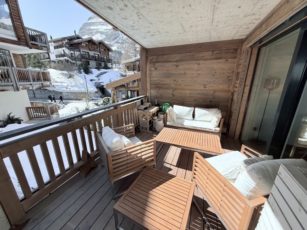 Balkon mit Bergblick und Lounge-Möbeln