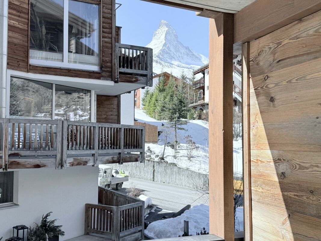 Bergblick zwischen Holzgebäuden