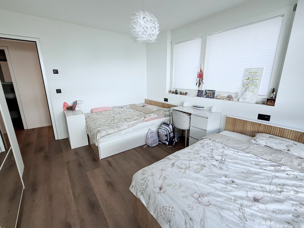 Schlafzimmer mit zwei Betten und Schreibtisch