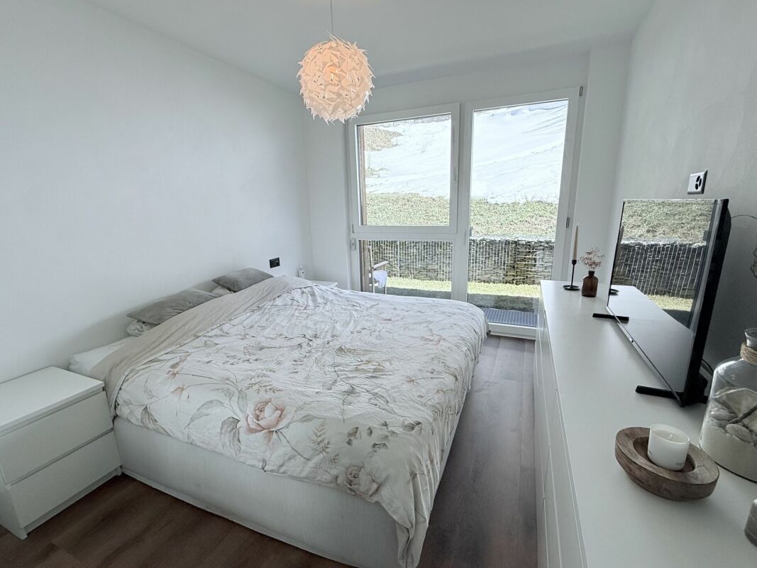 Modernes Schlafzimmer mit Balkon-/Terrassentür