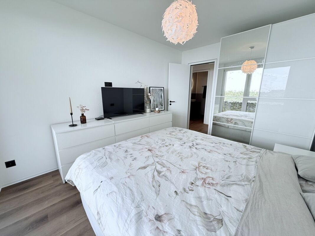Helles Schlafzimmer mit weißer Möblierung