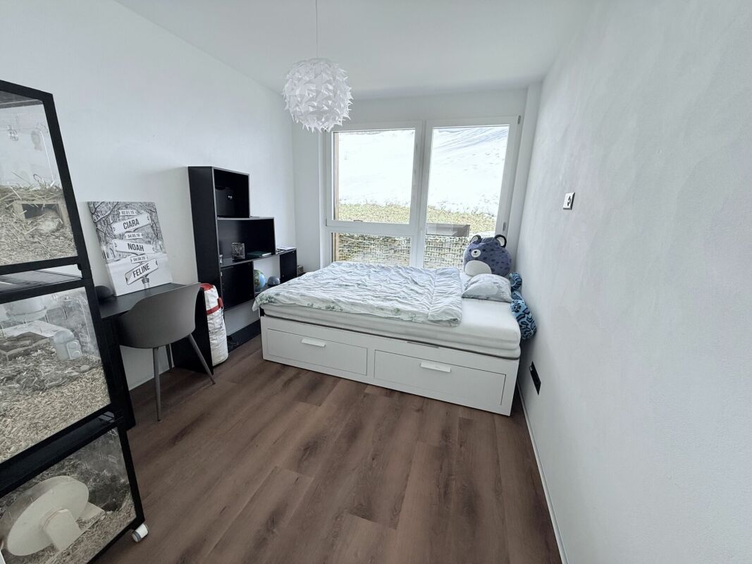 Kinderzimmer mit Bett und Schreibtisch