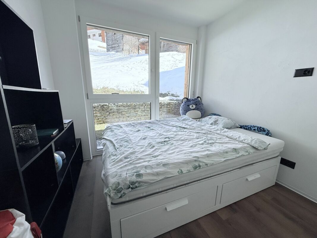 Schlafzimmer mit großem Fenster und Bett