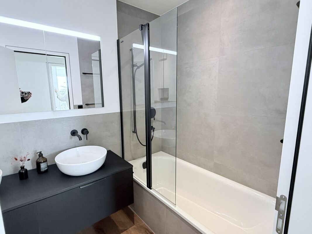 Modernes Badezimmer mit Dusche und Wannenbereich