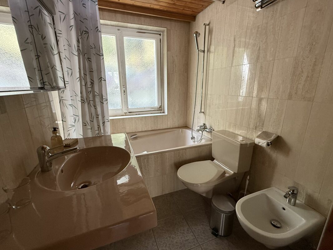 Badezimmer mit Badewanne und Doppelwaschbereich