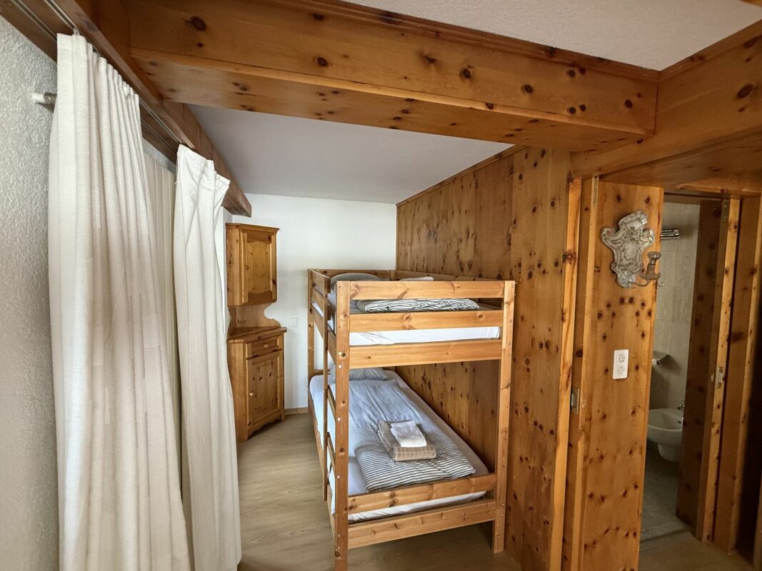 Etagenbett in rustikalem Schlafzimmer