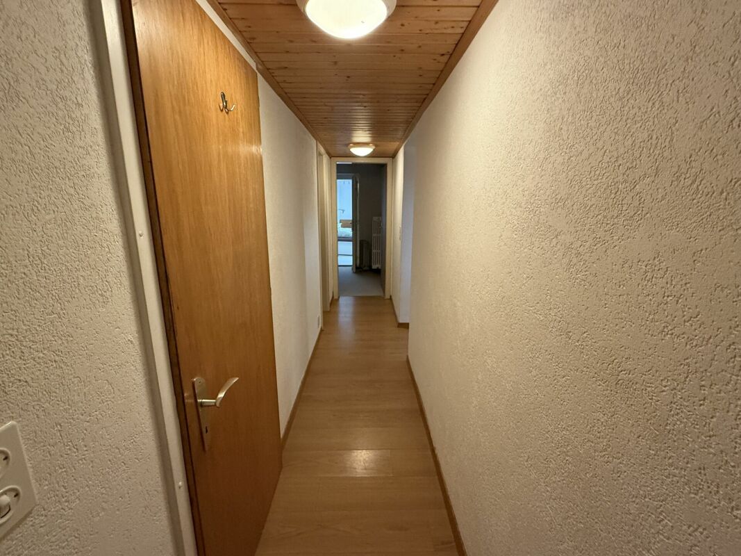 Langer Wohnungsflur mit Holzdecke