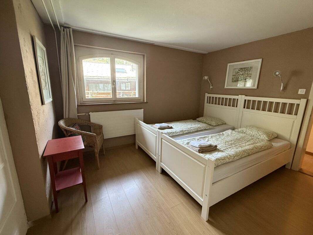 Gemütliches Schlafzimmer mit Doppelbett