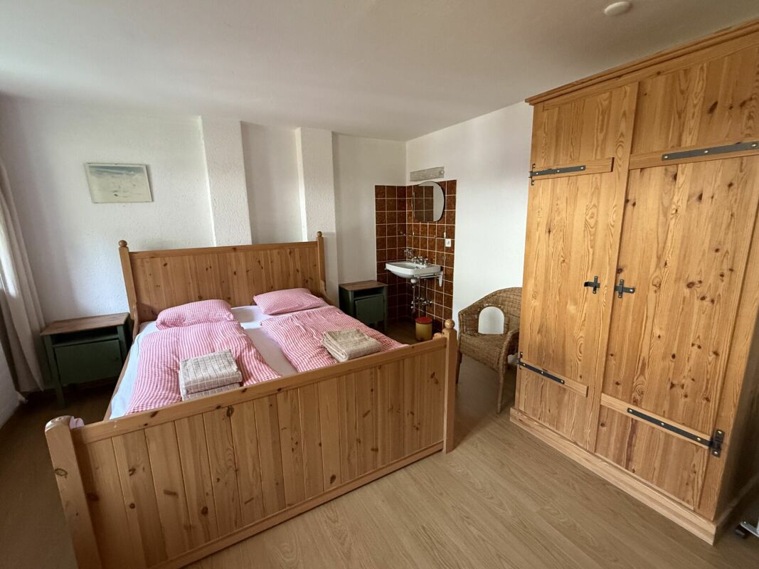 Schlafzimmer mit rustikalen Holzmöbeln