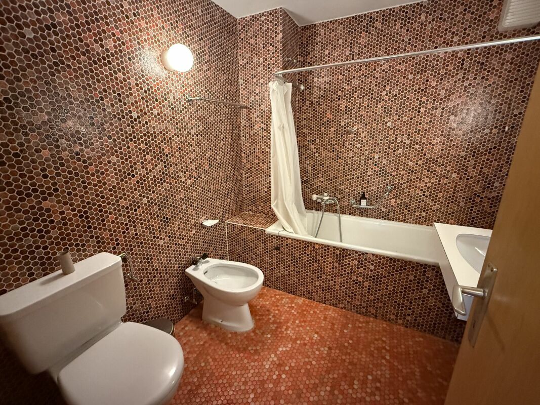 Badezimmer mit Mosaikfliesen
