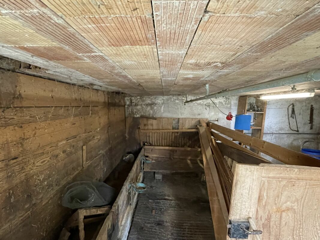 Unbekannter Innenraum mit Holzverschlag