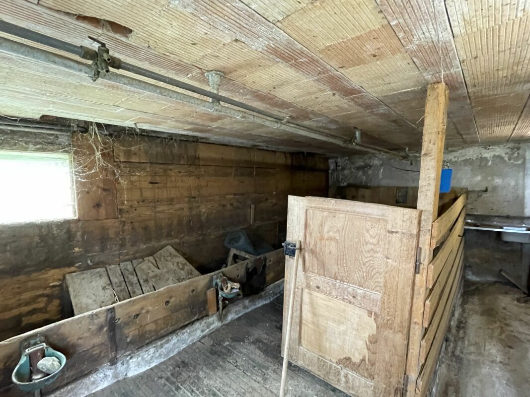 Alter Stall- oder Technikraum mit Holzverschlägen