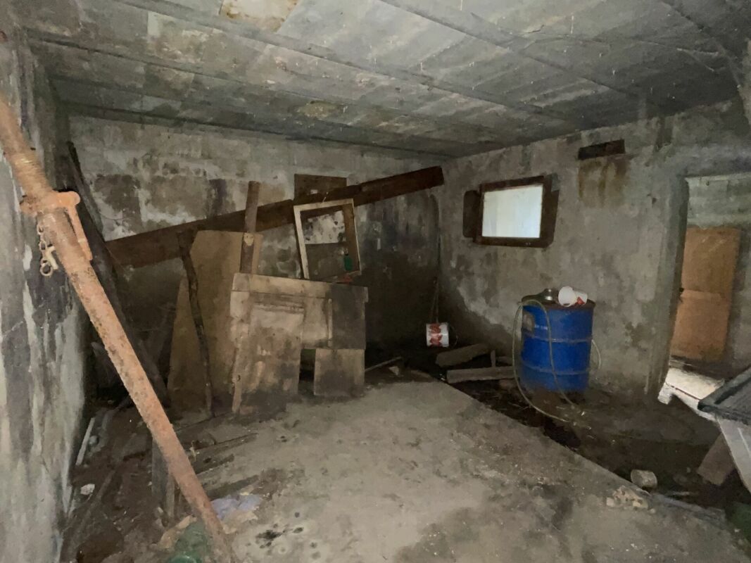 Unbekannter Nebenraum in schlechtem Zustand