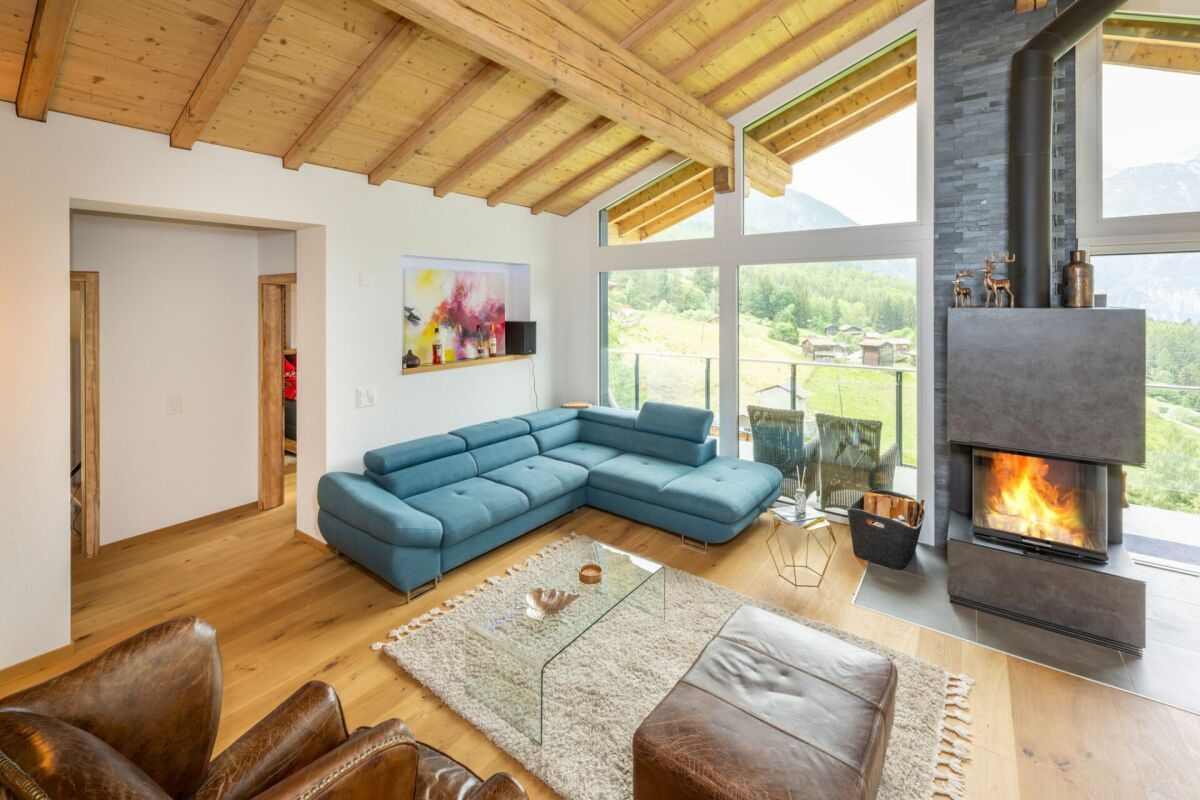 Wohnzimmer mit Panoramafenstern und Kamin