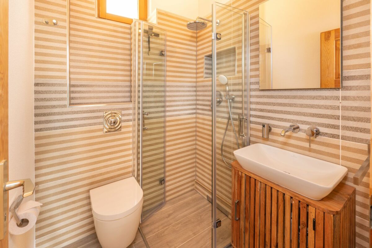 Modernes Bad mit Dusche und Waschtisch